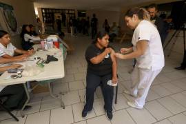 Autoridades universitarias y del IMSS dieron inicio a la Jornada de Vacunación 2025 en la Preparatoria Número Uno de Camporredondo.