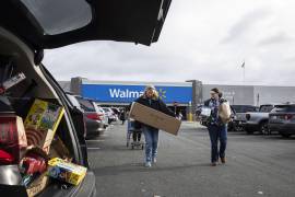 Compradores frente a un Walmart en Albany, Nueva York, la mañana del Viernes Negro. Para la mayoría de las personas, las reducciones de impuestos que Donald Trump promulgó aún no se han materializado.