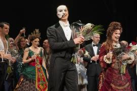 El elenco de “El Fantasma de la Ópera” salió a recibir las ovaciones del público al término de su última función en Broadway.