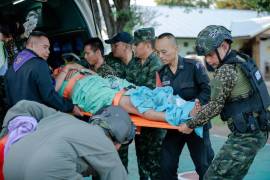 Un soldado tailandés herido es trasladado a un hospital en la provincia de Sisaket, Tailandia, después de que tropas camboyanas dispararan a territorio tailandés, según un vocero del ejército tailandés.