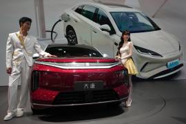 Un nuevo vehículo eléctrico del fabricante chino BYD es exhibido en el Salón del Automóvil de China 2026 en Beijing.