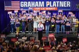 El candidato demócrata al Senado estadounidense, Graham Platner, durante una eventota para seguir los resultados de las primarias tras ganar la nominación demócrata en Blue Hill, Maine.
