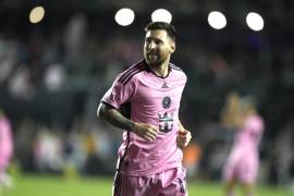 Messi, a pesar de perderse varios partidos por lesiones, lideró a su equipo con 20 goles y 16 asistencias, mientras que Suárez anotó 20 goles en su primera temporada en la liga.