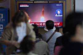 (IMAGEN ILUSTRATIVA) Una pantalla de televisión muestra un programa noticioso que reporta el lanzamiento de un misil norcoreano con imágenes de archivo.