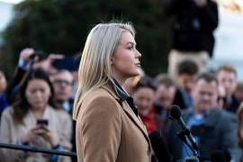 La secretaria de prensa de la Casa Blanca, Karoline Leavitt, habla con los periodistas en la Casa Blanca, en Washington.