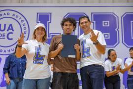 El desfile fue encabezado por el rector Octavio Pimentel Martínez, junto con autoridades universitarias y directores de escuelas y facultades.
