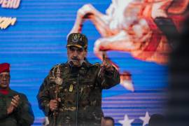 El presidente de Venezuela, Nicolás Maduro, sosteniendo una espada durante un discurso el mes pasado. Si finalmente pierde el poder, su posible reemplazo dependerá en gran medida de su salida.