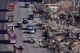 Casas junto a la autopista del Pacífico se ven quemadas por el incendio Palisades, el domingo 12 de enero de 2025, en Malibú California. FOTO: