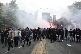 Manifestantes en una protesta de grupos ultraderechistas contra las políticas de inmigración y asilo, en La Haya, Holanda, el sábado 19 de septiembre de 2026.