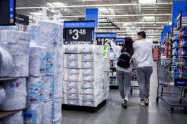 El presidente Donald Trump les está diciendo a algunas de las empresas más grandes del país que deberían asumir el costo de sus aranceles, mientras un número creciente de empresas señala que deben subir los precios para mitigar el impacto de una persistente guerra comercial global.