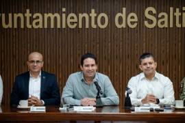 El alcalde Javier Díaz González (centro), afirmó que fue restablecido en su totalidad el servicio de agua potable en 24 colonias afectadas.
