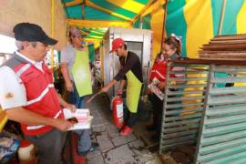 Personal de Protección Civil y Bomberos supervisa las instalaciones de gas en los puestos colocados por la fiesta del Santo Cristo.