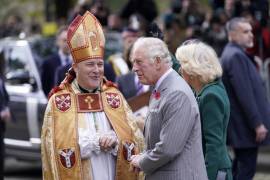 El arzobispo de York Stephen Cottrell, izquierda, recibe al rey británico Carlos III y a la reina consorte, derecha, en York, Inglaterra. FOTO: AP.