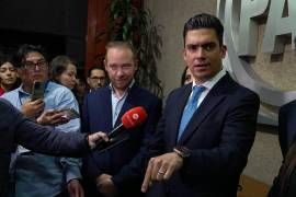 Adriana Dávila y Jorge Romero, candidatos a dirigente nacional del Partido Acción Nacional (PAN), emiten su voto.