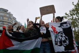 Estudiantes corean consignas durante una protesta por la falta de financiamiento de la escuela pública, en Rennes, Francia, el 13 de octubre de 2026. El cartel pone Resistir para existir.