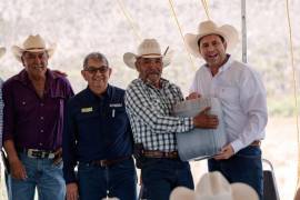 Entregan 70 toneladas de alimento y suplemento ganadero en el ejido La Ventura.