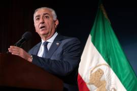 El líder de la oposición iraní, Reza Pahlavi, habla durante una conferencia de prensa el viernes 16 de enero de 2026 en Washington.