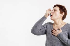 Los fármacos empleados para tratar el asma pueden ser antiinflamatorios o broncodilatadores. Imagen de Freepik.