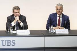 Sergio Ermotti, a la derecha, y el presidente de UBS, Colm Kelleher, asisten a una conferencia de prensa en Zúrich, Suiza, como director ejecutivo del grupo del banco suizo UBS.