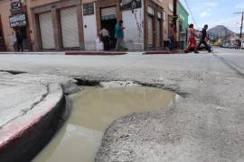¿Quién resuelve los charcos de aguas negras en Saltillo? Agsal y Municipio ‘se echan la bolita’