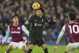 Edson Álvarez y los Hammers no pudieron meter ni las manos ante un vendaval ofensivo tan poderoso como el del Liverpool.