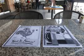 Además de los menús en Braille, se contempla la implementación de herramientas tecnológicas como tabletas que leen el texto en voz alta, siguiendo la tendencia actual de accesibilidad digital que también se aplica en los teléfonos celulares.