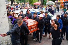 El féretro de Carlos Manzo, alcalde de Uruapan, quien fue asesinado el día de ayer en la palza pincipal de esta localidad tras visitar los altares de Día de Muertos.