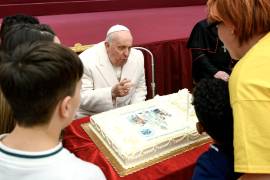 Rodeado de niños, el papa Francisco festejó su cumpleaños; solo siete papas antes que él han sido de mayor edad.