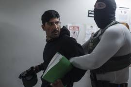 Marlon García, un solicitante de asilo de Ecuador, se gira para mirar a su esposa e hijos mientras está detenido tras la conclusión de su audiencia de inmigración, el jueves 3 de julio de 2025, en Nueva York.