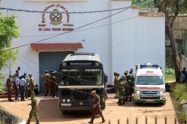 Personal de seguridad monta guardia en el recinto de una prisión donde el domingo se produjeron enfrentamientos mortales, en Negombo, a 35 kilómetros (22 millas) al norte de la capital, Colombo.