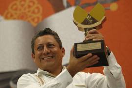El escritor mexicano Luis Antonio Canché Briseño recibe el Premio de Literaturas Indígenas de América 2022 en la 36 edición de la FIL de Guadalajara.
