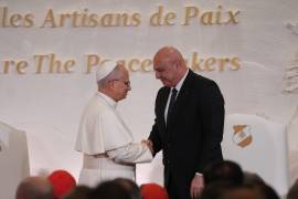 El presidente libanés, Joseph Aoun (derecha), estrecha la mano del papa León XIV durante su encuentro en el palacio presidencial de Beirut, Líbano.