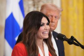 El presidente Donald Trump escucha a Kimberly Guilfoyle en una recepción para celebrar el Día de la Independencia de Grecia en la Sala Este de la Casa Blanca.