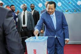 El presidente Paul Biya emite su voto en la escuela primaria bilingüe gubernamental Bastos en Yaundé, Camerún.