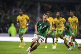 El mexicano Hirving Lozano celebra el segundo gol de la selección mexicana desde el punto de penalti en el partido frente a la selección de Jamaica.