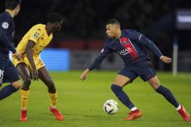 Kylian Mbappé, del París Saint-Germain, controla el balón frente a Joseph N'Duquidi, de Metz, en el encuentro del miércoles.