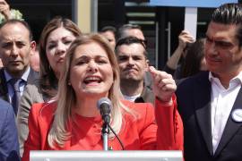 La gobernadora María Eugenia Campos Galván acudió a la FGR en CDMX para declarar por el caso de presuntos agentes de la CIA en Chihuahua.