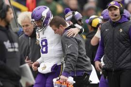 Cousins salió cojeando tras sentir la lesión mientras se disputaba el juego entre los Vikings y los Packers.