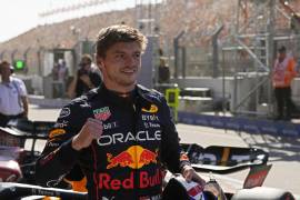 El piloto de Red Bull, Max Verstappen, de los Países Bajos, celebra después de marcar el tiempo más rápido en la sesión de calificación antes de la carrera de autos del Gran Premio de Holanda.