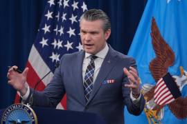 El secretario de Defensa, Pete Hegseth, habla con los medios de comunicación durante una rueda de prensa en el Pentágono, en Washington.