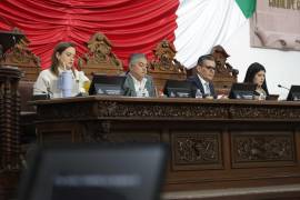 El diputado Alfredo Paredes (segundo de izq. a derecha), exhortó a implementar una campaña de verificación para frenar la proliferación de bachilleratos exprés sin validez oficial.