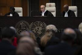 El juez presidente Nawaf Salam lee el fallo de la Corte Internacional de Justicia, en La Haya, Holanda, que exige a Israel detener el fuego en Gaza.
