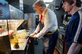 El candidato presidencial republicano, el ex presidente Donald Trump, a la izquierda, usa una freidora mientras un empleado observa durante una visita a McDonald’s en Feasterville-Trevose, Pensilvania.