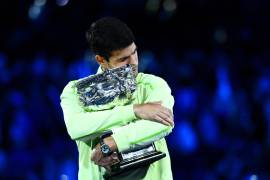 Carlos Alcaraz levanta el trofeo del Australian Open 2026 tras imponerse a Novak Djokovic en Melbourne, resultado que le permitió completar el career Grand Slam y marcar un hito histórico en el tenis mundial.
