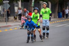 Niñas, niños y adultos recorrieron el circuito de seis kilómetros sobre el bulevar Venustiano Carranza, ya sea trotando, caminando o en bicicleta.