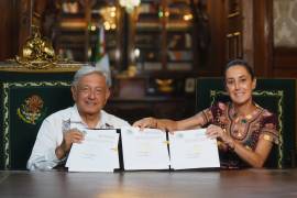 El 15 de septiembre pasado, Andrés Manuel López Orador, entonces titular del Ejecutivo federal, firmó el decreto de la reforma al Poder Judicial en compañía de la entonces presidenta electa Claudia Sheinbaum, pese a que Tribunal Colegiado del Trigésimo Segundo Circuito, con residencia en Colima, ordenó suspender la publicación del decreto.