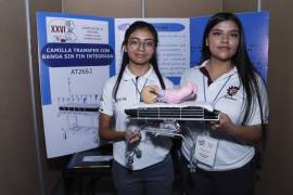 Diseñan jóvenes coahuilenses camilla para reducir problemas de salud en enfermeros y rescatistas