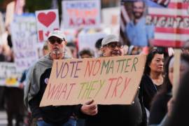 Una persona sostiene un cartel durante una marcha de protesta “No Kings” que anima a votar para las elecciones de noviembre en EU, el sábado 17 de octubre de 2026, en Seattle.