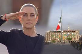 En punto de las 7:15 de la mañana, la presidenta Claudia Sheinbaum salió de Palacio Nacional para encabezar la ceremonia solemne en el Zócalo de la Ciudad de México, donde la bandera nacional fue izada a media asta en señal de duelo.