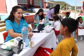 Niñas y niños del ejido La Vega recibieron consultas médicas y atención preventiva durante la brigada organizada por Cáritas Saltillo.
